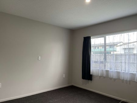 Freshly painted 3-bedroom unit in the heart of Hillmorton! - Photo 3