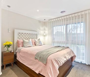 Modern 3 Bedroom Home with Huge Garage/Workshop in Prime Location - Photo 3