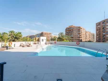 Excellent 3 Bedroom apartment with 6m² terrace for rent in Ruzafa, Valencia - Photo 5