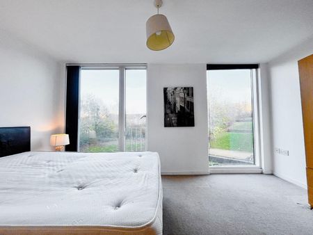 1 bedroom Flat To Let - Photo 2