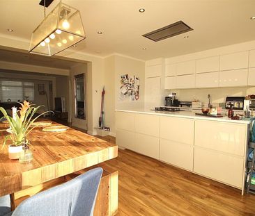 3 Bedroom House - Mid Terrace To Let - Photo 6