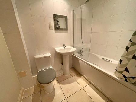 SPACIOUS ONE BEDROOM, TOWN CENTRE (P05092) - Photo 5