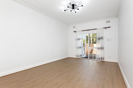 Huge Six bedroom House! - Photo 4