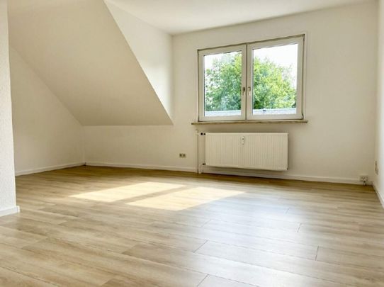 moderne frisch sanierte DG-Wohnung mit EBK + Stellplatz in Reichenbrand mieten - Photo 1