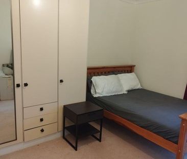 1 bedroom in a flat share to rent - Photo 4