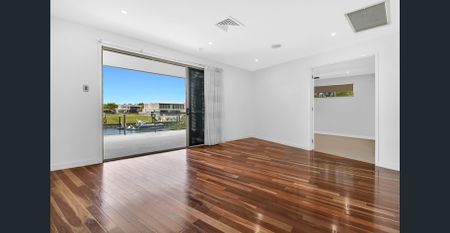 Grand Waterfront Entertainer in Exclusive Hope Island Estate - Photo 2