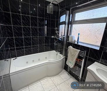 5 bedroom semi-detached house to rent - Photo 2