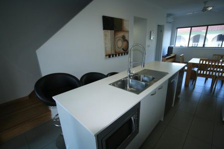 MODERN LOW MAINTENANCE 2 BEDROOM TOWNHOUSE IN CENTRAL GLADSTONE - Photo 3