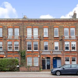 2 bedroom maisonette in London - Photo 2