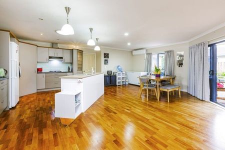 Spacious 4BR Rosehill Retreat with AC & BBQ - Photo 2