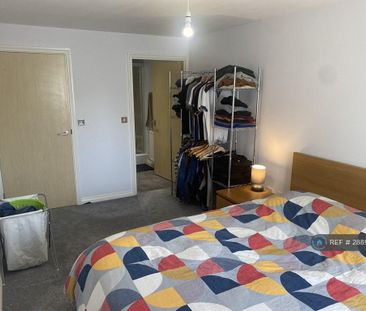 1 bedroom in a flat share to rent - Photo 5