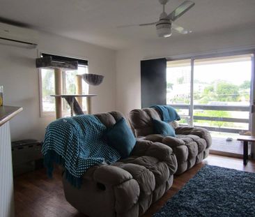 Elavated Home in West Gladstone - Photo 4