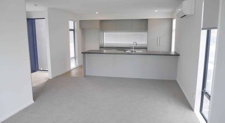 RUSSLEY -MODERN, 2 BEDROOMS, HEATPUMP, INTERNAL ACCESS GARAGE - Photo 3