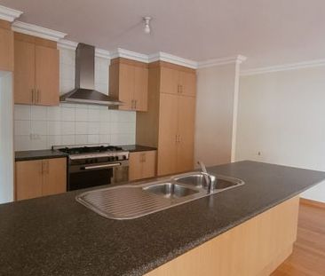 Spacious Family Home in Premium Lynbrook Location - Photo 2