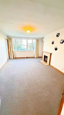 Charming 4BR Home in Mt. Roskill - Photo 4