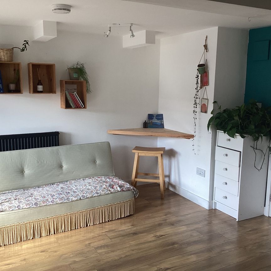 Room in a Shared House, Brentwood Road, BN1 - Photo 1