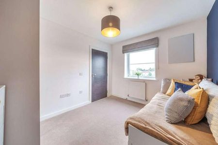 Kennett Lane, Chertsey, Surrey, KT16 - Photo 2