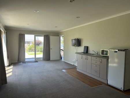 Heritage gem with sleepout - Photo 2