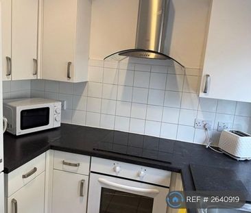 1 bedroom in a flat share to rent - Photo 1