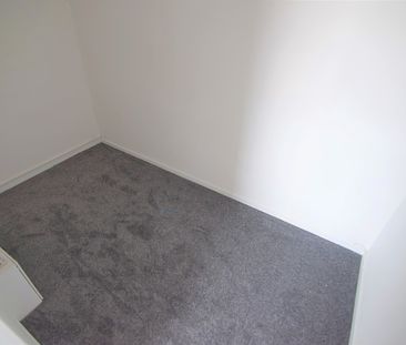 To Let 1 Bed Flat - Photo 2