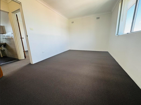 SAPCIOUS 2 BEDROOM UNIT WITH LOCK UP GARAGE! - Photo 1