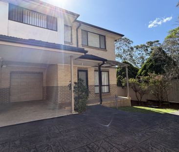 Immaculate 4 Bedroom Townhouse In a Convenient Location!! - Photo 4