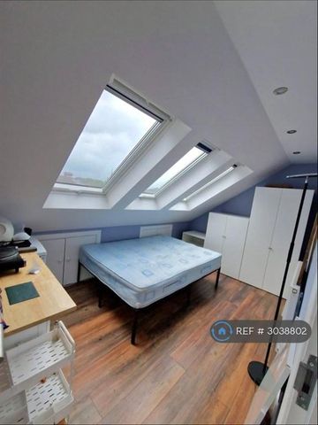 1 bedroom in a house share to rent - Photo 2