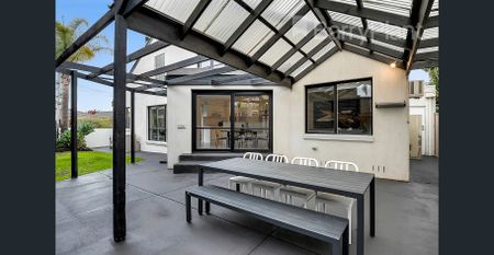 Quality And Style In A Premier Greenvale Location! - Photo 4