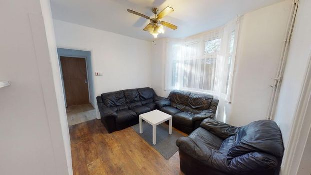 1 bedroom in a house share to rent - Photo 1