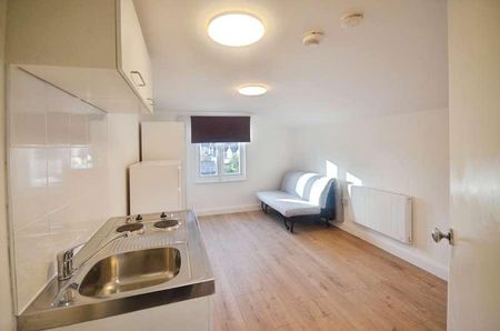 Brownhill Road, London, SE6 - Photo 2