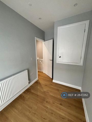 2 bedroom terraced house to rent - Photo 2