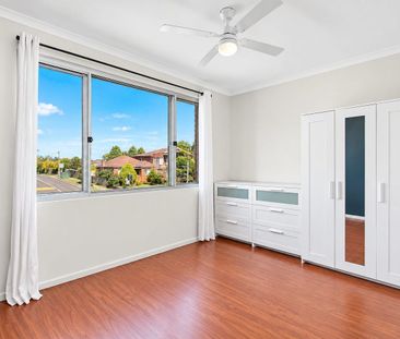 Two bedroom apartment in convenient location - Photo 2