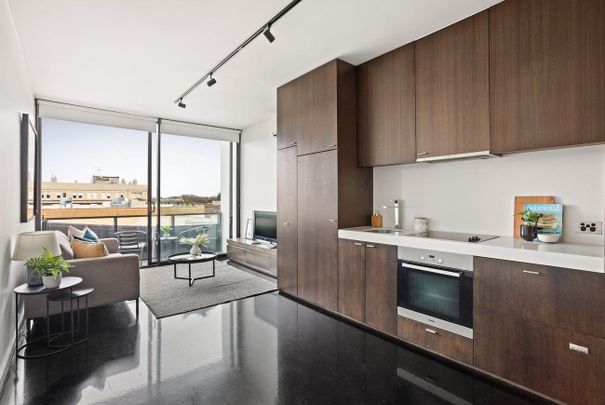 Contemporary apartment metres to beach with rooftop terrace - Photo 1