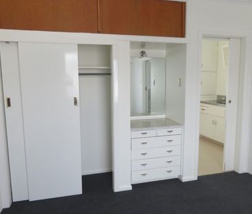 Recently renovated one bedroom flat with a fridge/freezer, double b... - Photo 2