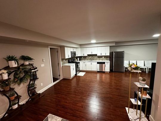 Warm and Welcoming Spacious 3 Bedrooms Suite – White Rock - Photo 1