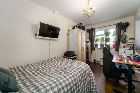 Studio Flat, Christopher Avenue, W7 - Photo 2