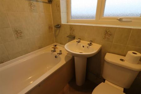 3 bedroom detached house to rent - Photo 3