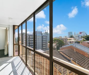 TOP FLOOR RENOVATED APARTMENT WITH BREATHTAKING VIEWS - PET FRIENDLY - Photo 3
