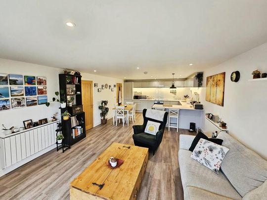 2 bedroom ground floor flat to rent - Photo 1