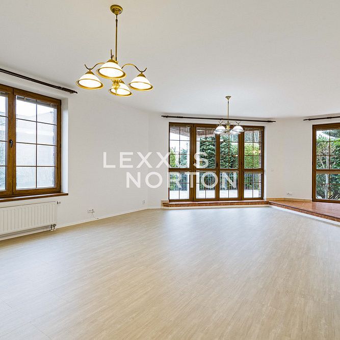 Pronájem domu 384 m² s pozemkem 903 m² - Photo 1