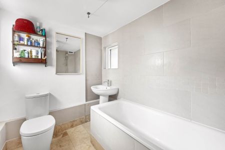 Price £2,500 pcm - Available Now - Unfurnished - Photo 2