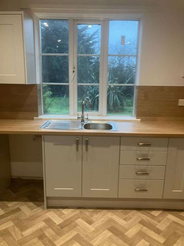 We are delighted to present this three-bedroom detached farmhouse, available from December 2025. Situated north of Grantham, which provides excellent rail and r - Photo 2