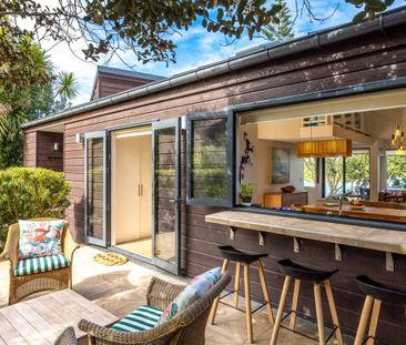 Stunning Coastal Executive Home in Picnic Bay - Photo 3