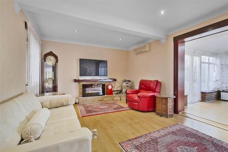 4 bedroom detached house to rent - Photo 2