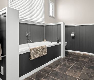 Located in the heart of Fairfield, this freshly renovated three-bed... - Photo 3