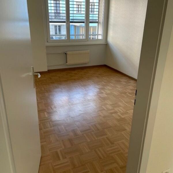 Family apartment with 4.5 rooms and closed balcony! - Photo 1