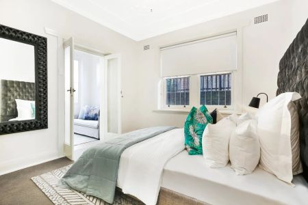 Charming 1920's 2 bedroom apartment. - Photo 2