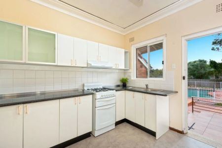 Charming Home In Sought After Street - Photo 3