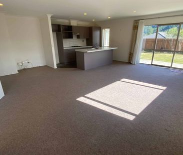 3 Bedrooms Stokes Valley - Photo 2