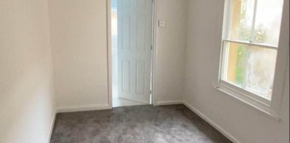 Price £550 pcm - Available 22/01/2026 - Furnished - Photo 2